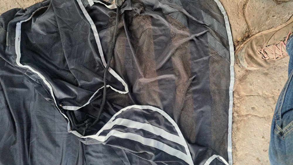 Cobrejão de moscas refletivo com recorte de sela