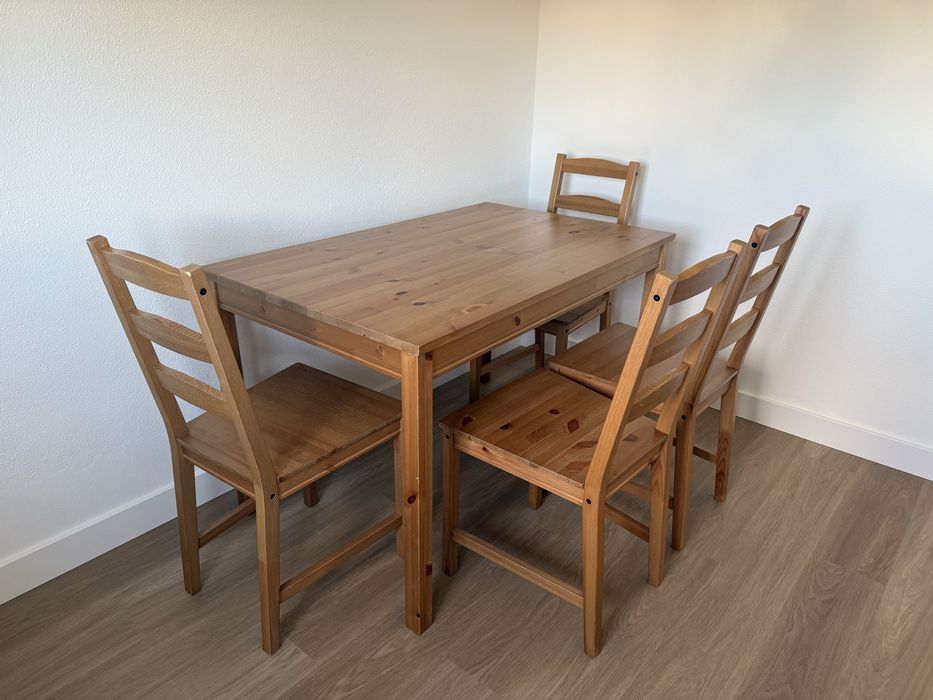 Mesa com 4 cadeiras 118x74