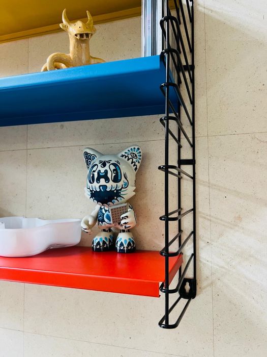 Estante metálica em preto da Tomaso