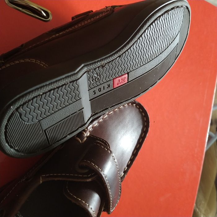 Sapatos castanhos pele. Nunca usados. Zippy