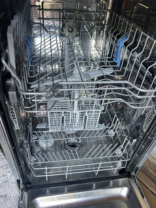 Посудомийна машина INDESIT