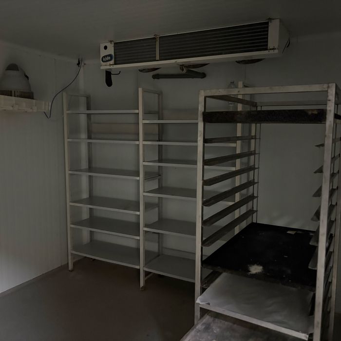 Cameras de congelação e refrigeração ade frio tem 3,2mx3,7m, a de gongelados tem 2,4mx2,4m com 3 anos