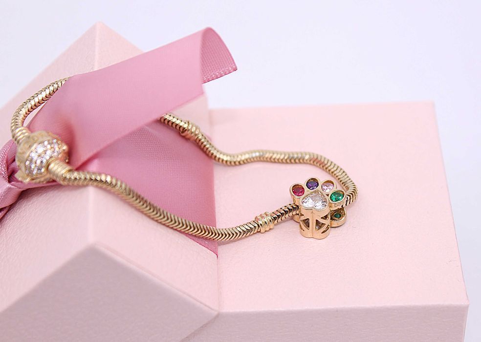 Złoty charms p.585/2,20g - łapka z kolorowymi kamieniami