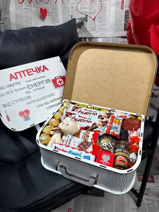 Солодкий набір на подарунок до 14 лютого у вигляді Аптечки.