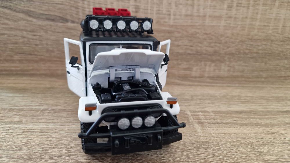 Miniatura Toyota Land Cruiser FJ40 1:24