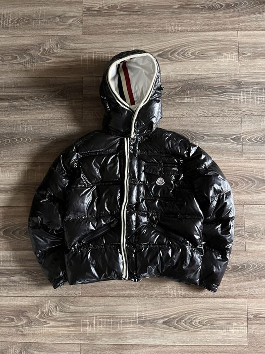 Чорний Пуховик від Moncler