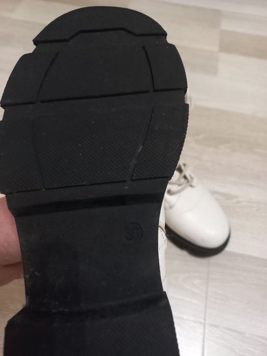 Чобітки білі демісезонні б/у