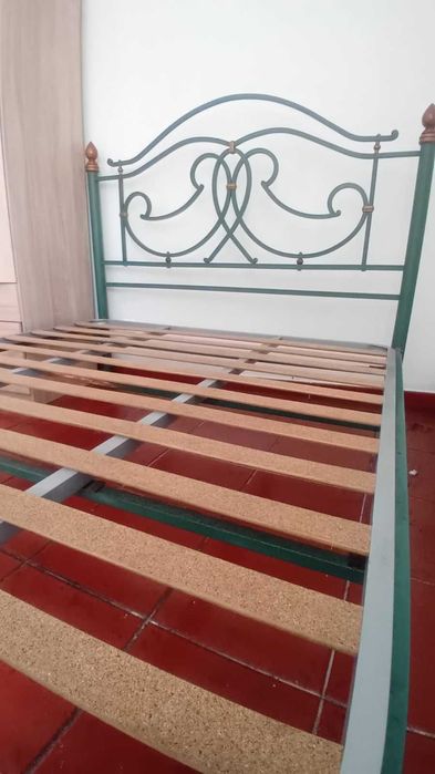 Cama de casal (140 x 190 cm) com colchão