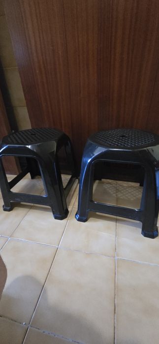 Bancos baixos pretos