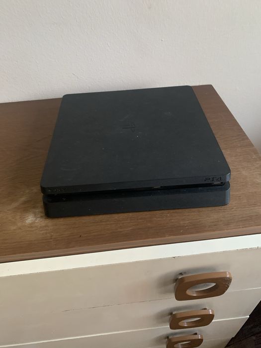 Vendo ps4 slim   Com jogos so nao tem comando