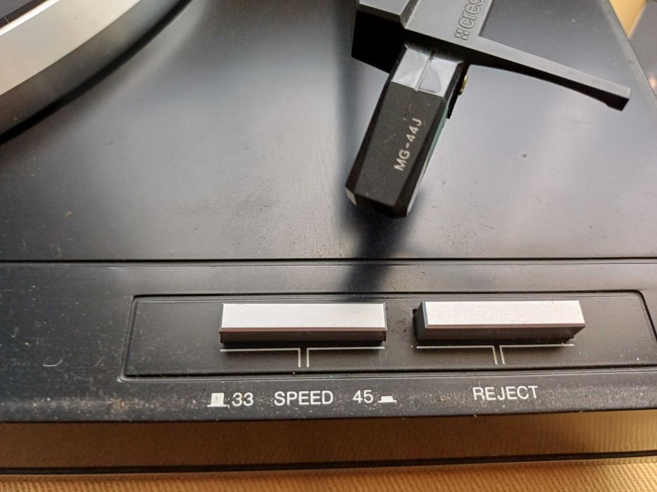 Aparelhagem com gira discos, 2 decks de cassetes, radio Sanyo