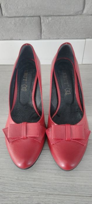 Skórzane buty na obcasie roz. 38