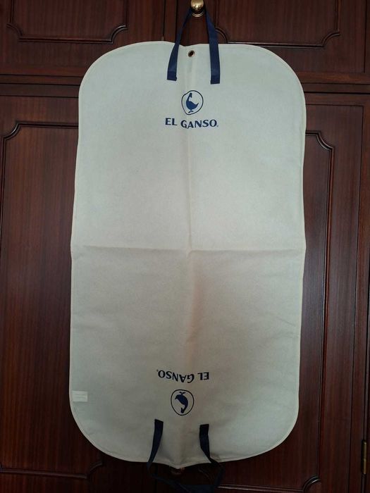 Casaco masculino espinhado, feito de lã com acabamento impermeável.