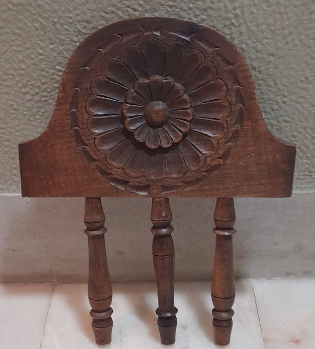 Madeira com figura decoração
