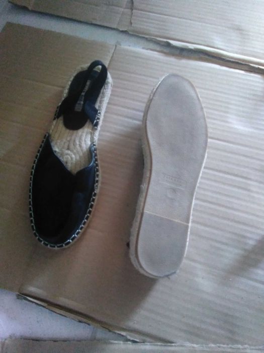 Vários pares sandálias