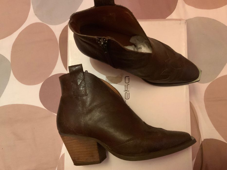 Botas texanas em pele. Tamanho 35/36.