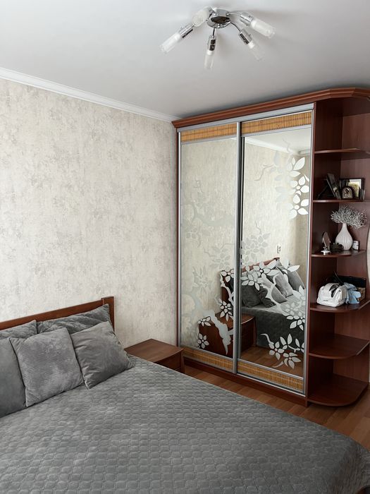 Шафа купе з кутовими полицями