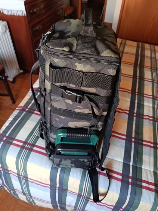 Disponível para venda Mochila para a pesca.