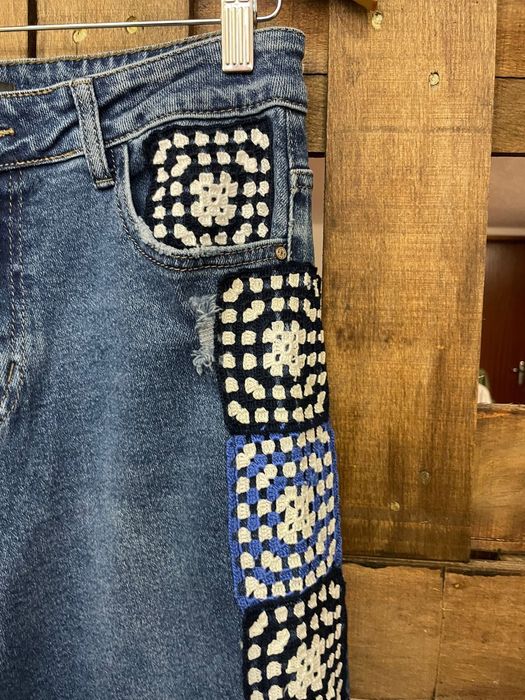 Calça jeans bordada em crochê