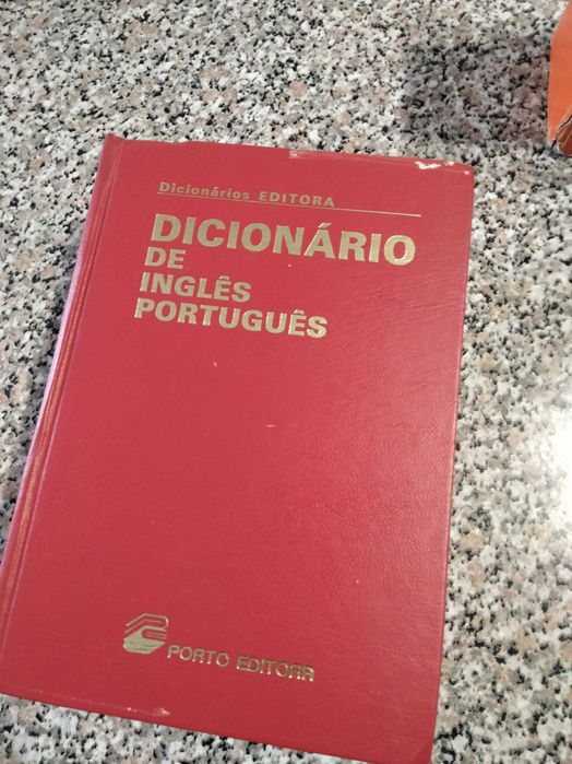 Livros variados e dicionário