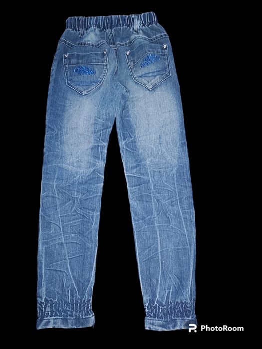 Продам джинсы внизу на резинке .