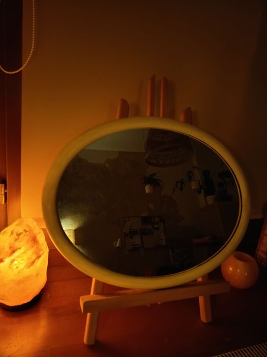 Klimatyczne lustro na stojaku sztaludze