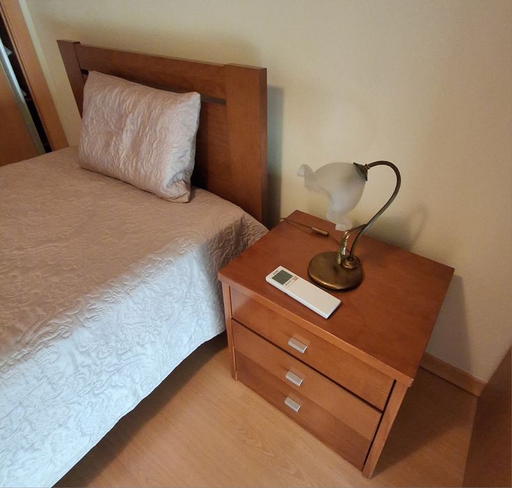 Cama de solteiro com estrado e colchão