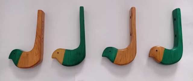 Conjunto de quatro cabides em pinho.