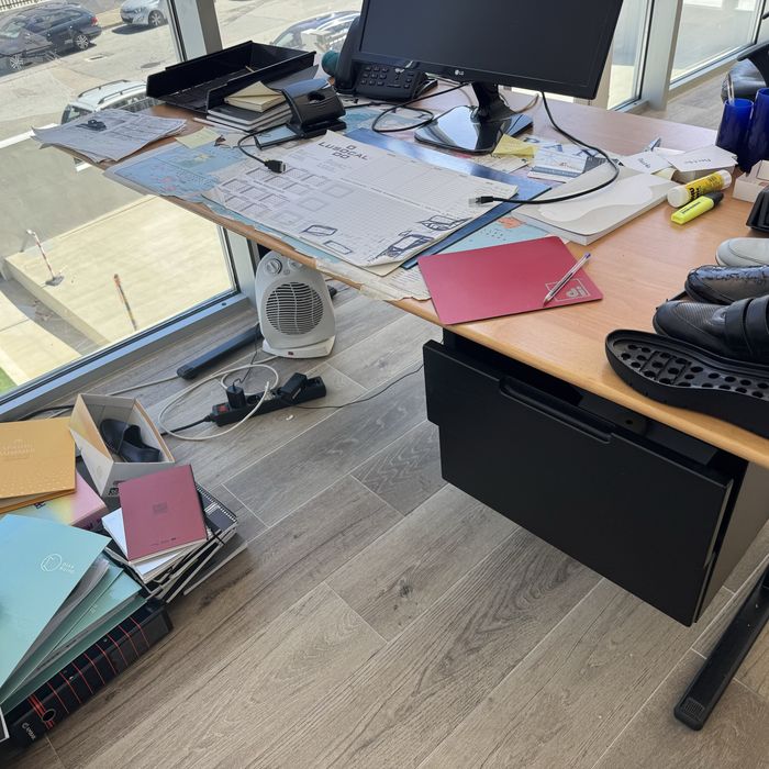 Mesa escritorio com gavetas