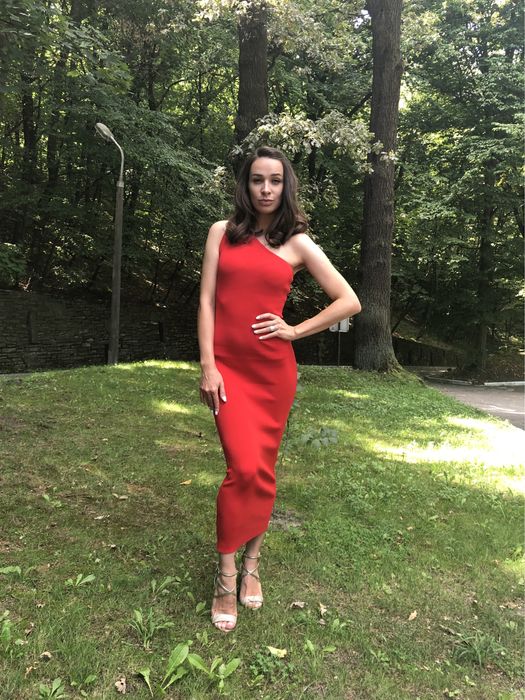 Силуетна сукня на одне плече