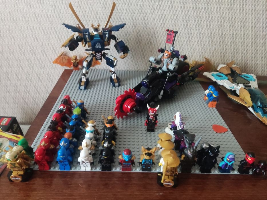 Продам Лего фигурки