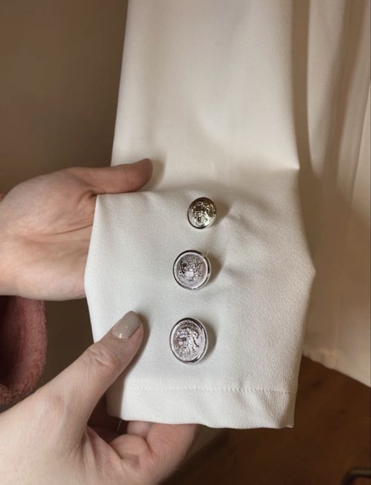 Biały cienki żakiecik z poduszeczkami