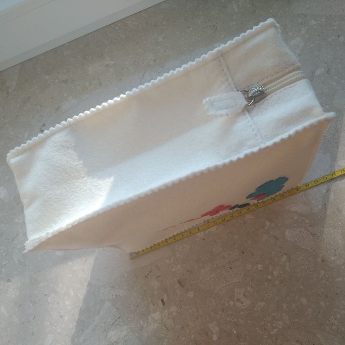 Filcowa biała kosmetyczka Carréblanc