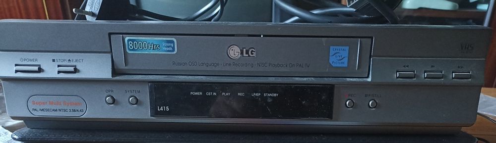 Видеоплеер LG L415 с кассетами.