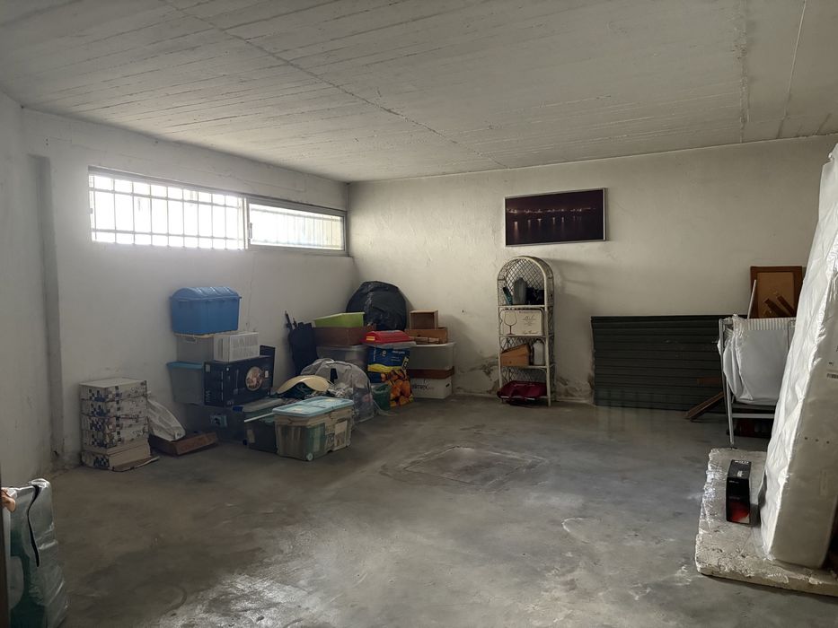 Box de 28m2 em Garagem no Centro da Ericeira