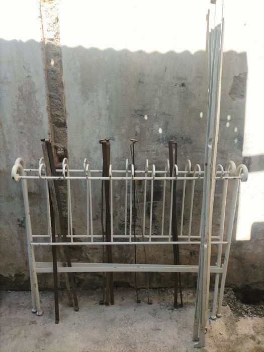 Cama metálica para fazer dois bancos de jardim
