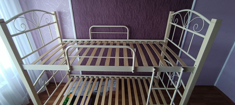 Двох-ярусне ліжко