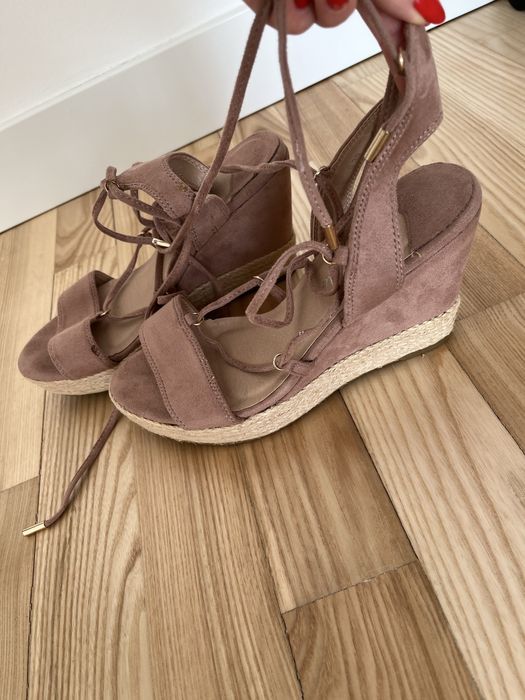 Sandały na koturnie