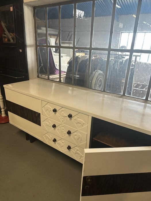 Aparador Lacado de Branco com pormenores em madeira