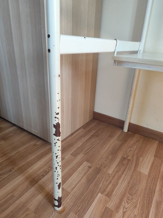 Cama elevada com secretária e prateleira para livros e computadores