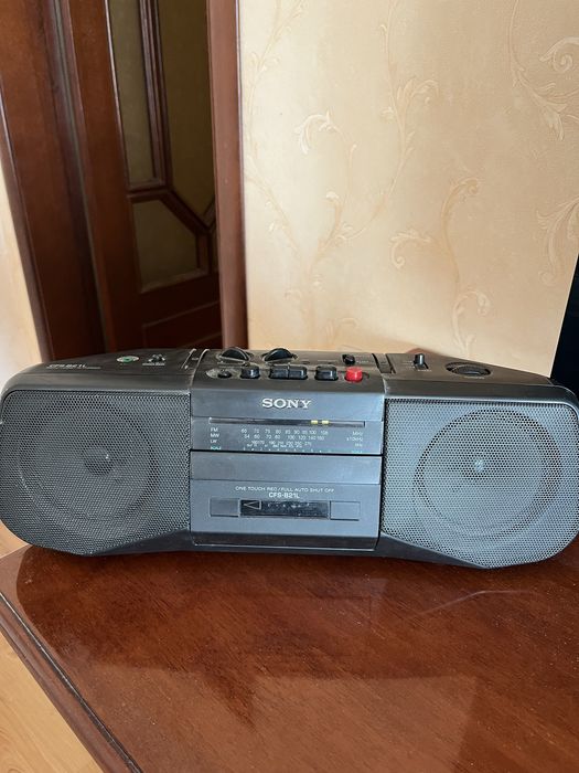 Магнітофон SONY CFS-B21L  касета радіо в гарному стані