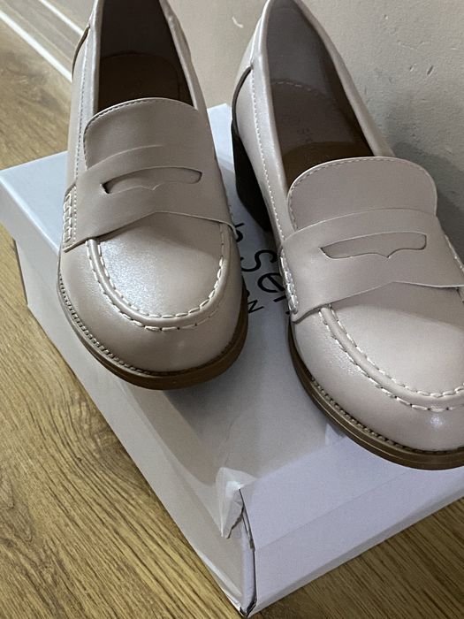 buty mokasyny na obcasie beżowe kremowe blady róż