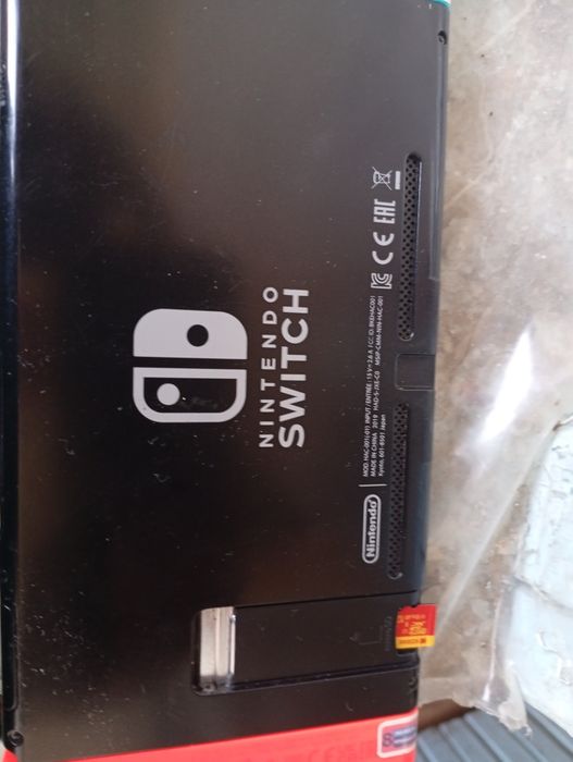 Nintendo Switch V2 128GB + Чохол (Стан 9/10).
