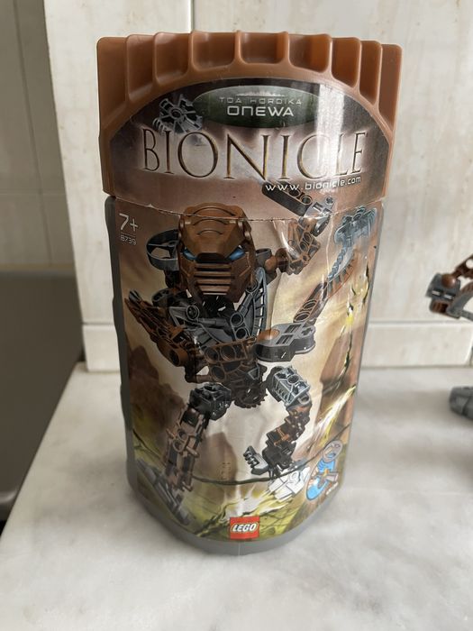 LEGO Bionicle Toa Hordika Matau Set 8740 e Toa Hordika Onewa Set 9739