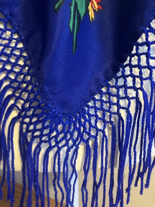 Kobaltowa chusta ludowa