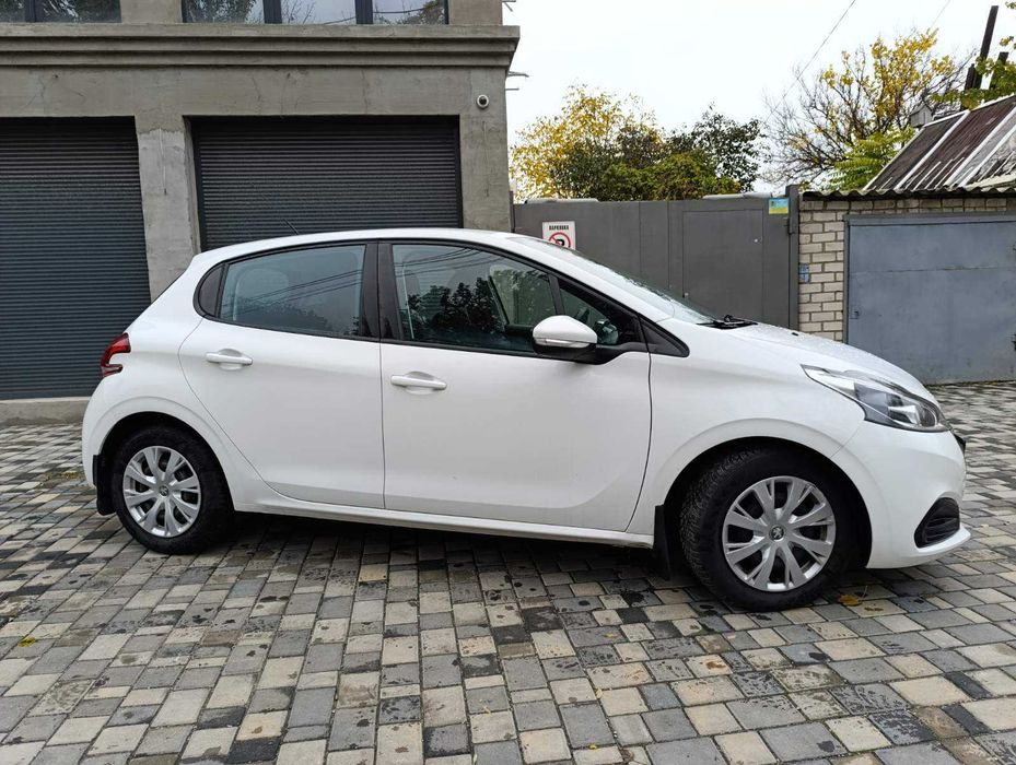 Peugeot 208 2017 року 1.2 л./бензин