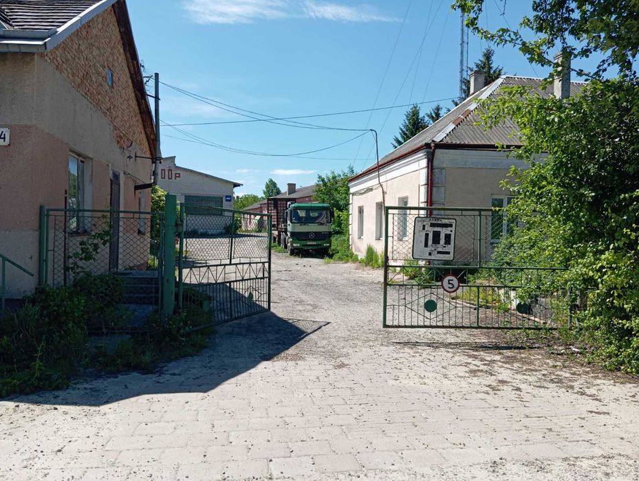 Універсальна база на перетині міжнародних магістралей (Винники)