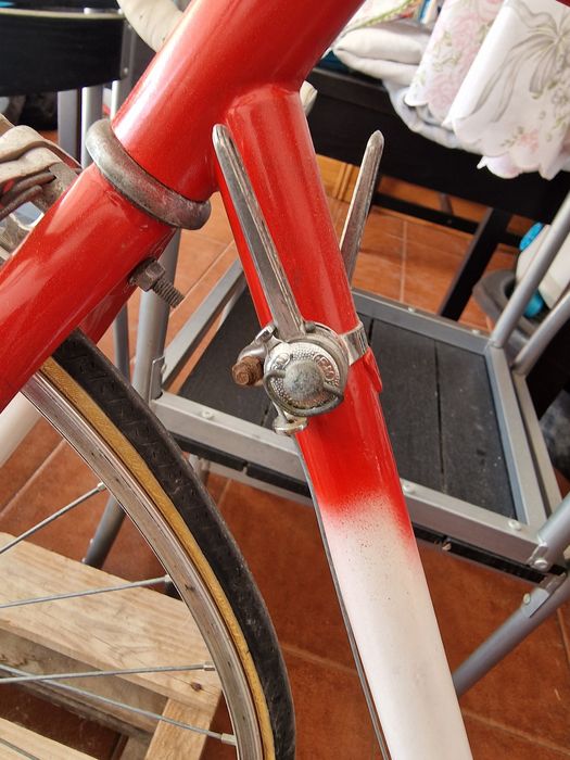 Bicicleta de estrada vintage em bom estado