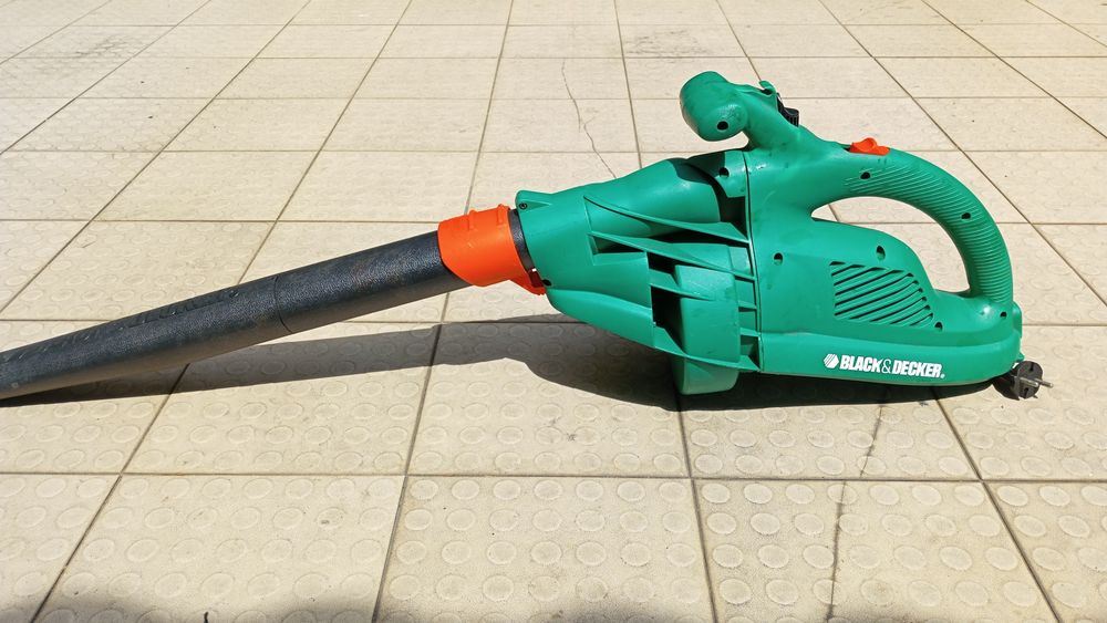Soprador elétrico Black & Decker jardim