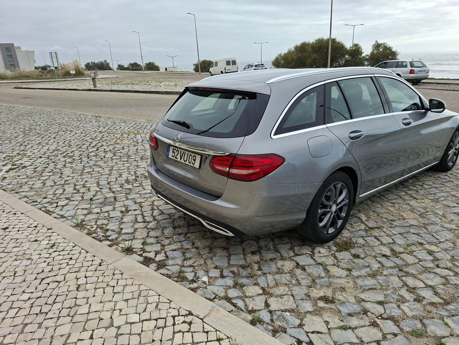 Carrinha Mercedes 220 d, em bom estado.